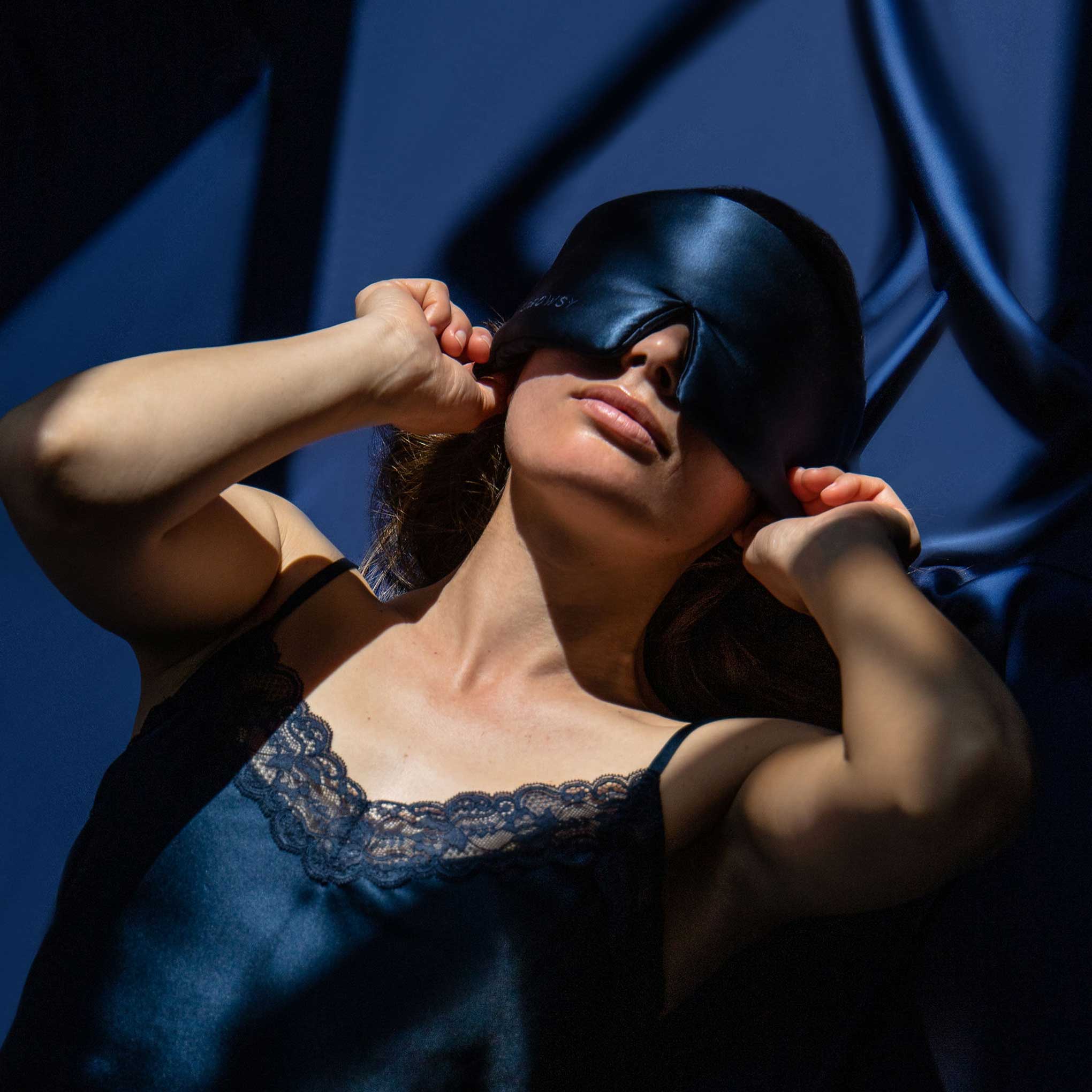 Drowsy-Sleep-Co-Midnight-Blue-Light-Blocking-Silk-Sleep-Mask3.jpg__PID:3d34fabd-5e5d-4b2a-994b-1425931efee1